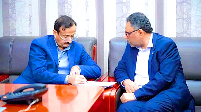 محافظ شبوة مع مدير عام مكتب المالية بالمحافظة